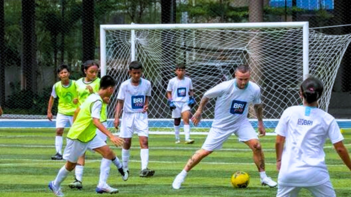 BRI Mendukung Talenta Muda Sepak Bola dengan Coaching Clinic Bersama Radja Nainggolan