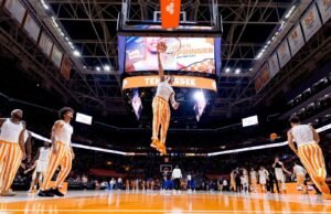 HOOPS TENGAH: #19/20 Tennessee vs. Negara Bagian Carolina Selatan