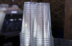 Dijadwalkan pada tahun 2026, larangan gelas plastik sekali pakai ditunda hingga tahun 2030