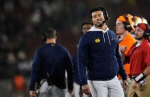 Marcus Freeman akan kembali ke Notre Dame setelah kontraknya direstrukturisasi, sekolah menegaskan