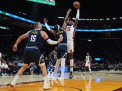 Bintang Nuggets Nikola Jokic mengalami cedera lutut kiri, tertatih-tatih di luar lapangan saat turun minum di Miami