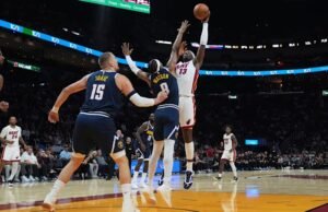 Bintang Nuggets Nikola Jokic mengalami cedera lutut kiri, tertatih-tatih di luar lapangan saat turun minum di Miami
