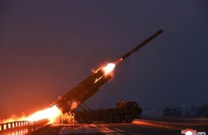 Korea Utara menguji dua rudal jelajah jarak jauh di bawah pengawasan Kim Jong-un