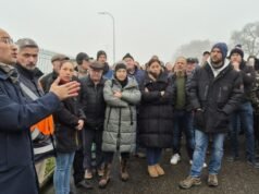 warga menuntut moratorium pengeboran