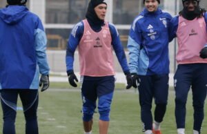 Sepak bola. Sambil menunggu Nice, Racing Club de Strasbourg telah melanjutkan latihan bersama Sow dan Johnsson
