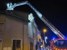 Drome. Di tengah malam, kebakaran menghancurkan sebuah apartemen di Livron-sur-Drôme