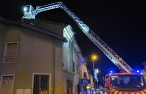 Drome. Di tengah malam, kebakaran menghancurkan sebuah apartemen di Livron-sur-Drôme