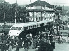 Gerbong Bugatti dipajang di luar Kereta Cité du di Mulhouse