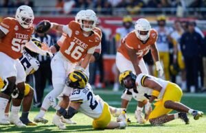 Manning menggunakan lengan dan kakinya untuk memimpin Texas No. 14 meraih kemenangan Citrus Bowl 41-27 atas No. 18 Michigan