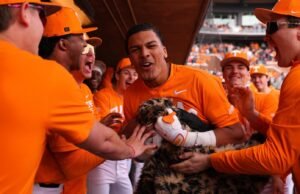 Brown Bersinar saat #3/14 Vols Memenangkan Kedua Game Doubleheader hari Sabtu untuk Menyapu Nicholls