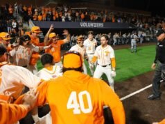 Myatt & Abernathy Homers Power #3/13 Vols Melewati Kent State di Seri Pembuka