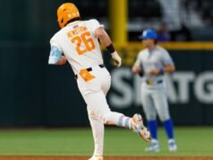 #13/20 Pembuka Penurunan Penerbangan di Arlington ke #1/1 UCLA