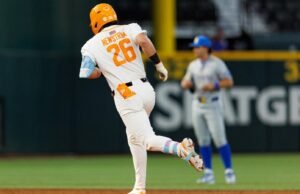 #13/20 Pembuka Penurunan Penerbangan di Arlington ke #1/1 UCLA