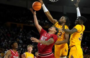 Arizona State mengalahkan No. 13 Texas Tech 72-67 saat Red Raiders kehilangan penyerang bintang JT Toppin karena cedera