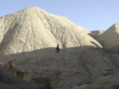 di TikTok, wanita ditinggalkan oleh pasangannya di pegunungan