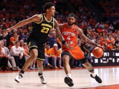 Bola basket Michigan mengeluarkan sampanye setelah meraih gelar Sepuluh Besar dengan kemenangan vs