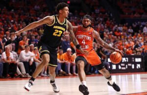 Bola basket Michigan mengeluarkan sampanye setelah meraih gelar Sepuluh Besar dengan kemenangan vs