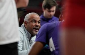 Kansas State memecat pelatih bola basket Jerome Tang, beberapa hari setelah para penggemar mengenakan tas di kepala