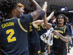 Elliot Cadeau mencetak 17 dan No. 1 Michigan menggunakan permainan interior yang kuat untuk mengalahkan No. 7 Purdue 91-80
