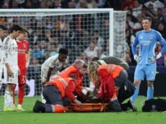 Bintang Real Madrid Raul Asencio ditandu keluar setelah terjatuh yang mengerikan | Sepak Bola | Olahraga