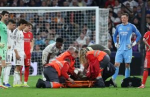 Bintang Real Madrid Raul Asencio ditandu keluar setelah terjatuh yang mengerikan | Sepak Bola | Olahraga