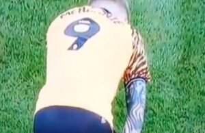 Bintang kejuaraan memecah keheningan setelah muntah hebat di lapangan saat menang | Sepak Bola | Olahraga