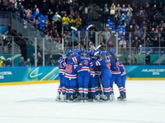 Tim hoki wanita AS berkencan pada bulan Juli dengan Flavour Flav di Vegas untuk merayakan kemenangan medali emas