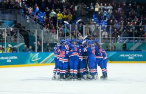 Tim hoki wanita AS berkencan pada bulan Juli dengan Flavour Flav di Vegas untuk merayakan kemenangan medali emas