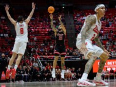 Sharp membuat 8 3s dan mencetak rekor karir sekolah sebagai No. 3 Houston mengalahkan Utah 66-52