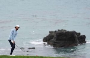 Birdie besar Bhatia yang berlari membantunya mengalahkan angin dan memimpin di Pebble Beach