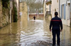 Banjir yang meluas: Perjuangan melawan peristiwa iklim ekstrem melibatkan “pilihan kolektif yang harus diambil”