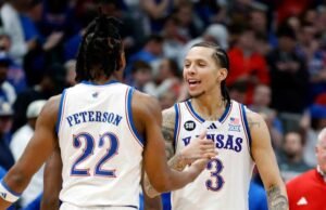 White mencetak 23 gol saat Kansas No. 14 rebound dengan kemenangan 69-56 atas No. 5 Houston
