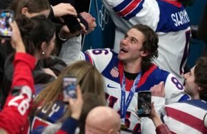 Jack Hughes kehilangan giginya karena pukulan keras ke mulutnya sebelum mencetak gol perebutan medali emas Olimpiade