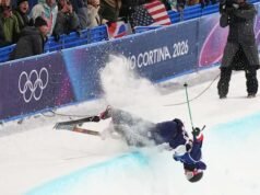 Goepper berjalan pergi dengan lutut terkilir, tulang keringnya terluka setelah kecelakaan dalam pertaruhan halfpipe Olimpiade semua atau tidak sama sekali