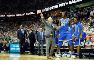 Kontroversi muncul saat pelatih UCLA mengeluarkan pemainnya di pertengahan pertandingan vs MSU