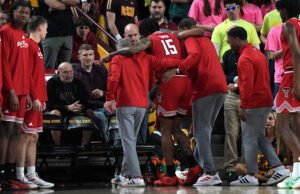 Bintang Texas Tech JT Toppin menghina kaki kanan bawahnya saat kalah dari Arizona State