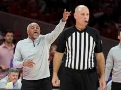 Pelatih bola basket perguruan tinggi yang frustrasi tidak menahan diri untuk mengkritik tim mereka di depan umum