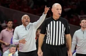 Pelatih bola basket perguruan tinggi yang frustrasi tidak menahan diri untuk mengkritik tim mereka di depan umum