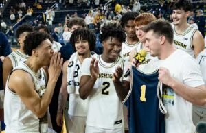 Bola basket Michigan menduduki peringkat No. 1 dalam jajak pendapat AP untuk pertama kalinya dalam 13 tahun