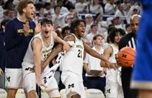 Michigan naik ke No. 1 dalam jajak pendapat AP Top 25 hoops putra untuk pertama kalinya sejak Januari 2013