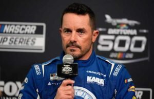 Berputar, sebidang rumput dan beberapa inci dari tabrakan, Casey Mears masih membuat Daytona 500