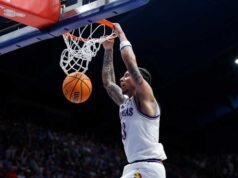 Nomor 9 Kansas mengalahkan peringkat teratas dan sebelumnya tak terkalahkan Arizona 82-78