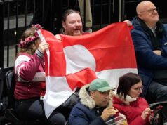 Para penggemar yang mengibarkan bendera Greenland pada pertandingan hoki Olimpiade AS-Denmark mengatakan itu adalah sikap pro-Eropa