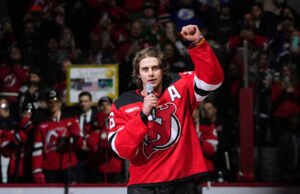 Bintang Olimpiade Jack Hughes kembali ke NHL — kehilangan beberapa gigi depannya