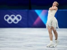 Alysa Liu melonjak ke kisaran medali saat rekan satu timnya di AS tersandung dalam program pendek Olimpiade