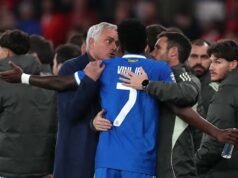 Pertandingan Madrid di Benfica terhenti selama beberapa menit karena Vinícius mengatakan lawannya menghinanya secara rasial