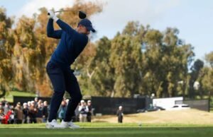 Rory McIlroy menangani hujan dan angin untuk berbagi kepemimpinan clubhouse di Riviera