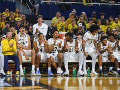 Tonggak program mengejar bola basket Michigan melawan Minnesota di Crisler Center Pool(e) Party