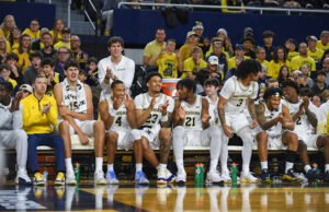 Tonggak program mengejar bola basket Michigan melawan Minnesota di Crisler Center Pool(e) Party