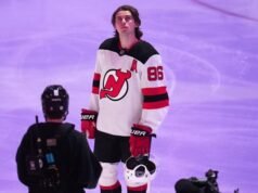 Pahlawan Olimpiade Jack Hughes terus menunggu kehidupan kembali normal. Hal ini tidak terjadi di Pittsburgh